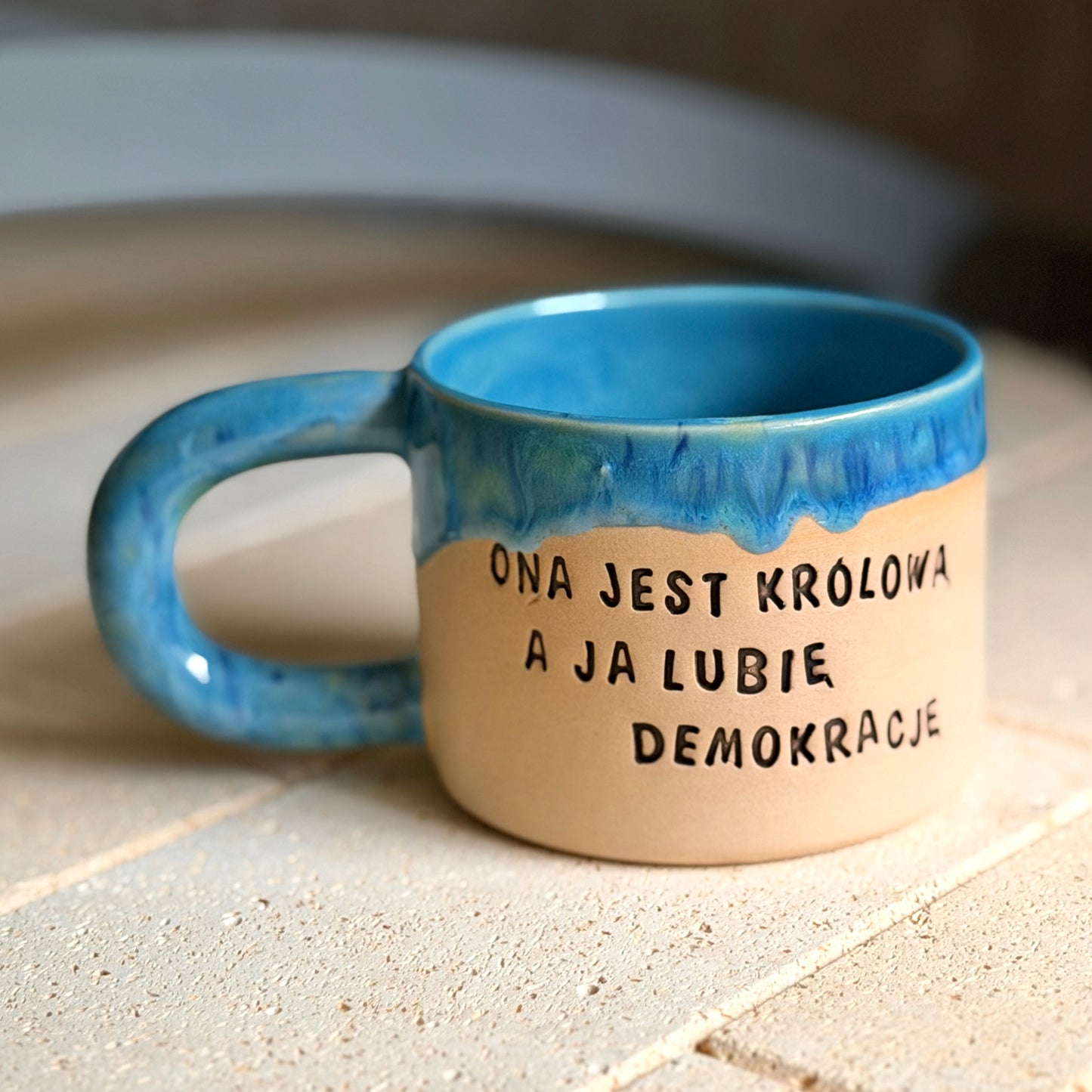M - Kubek Blind - ona jest królową a ja lubię demokrację