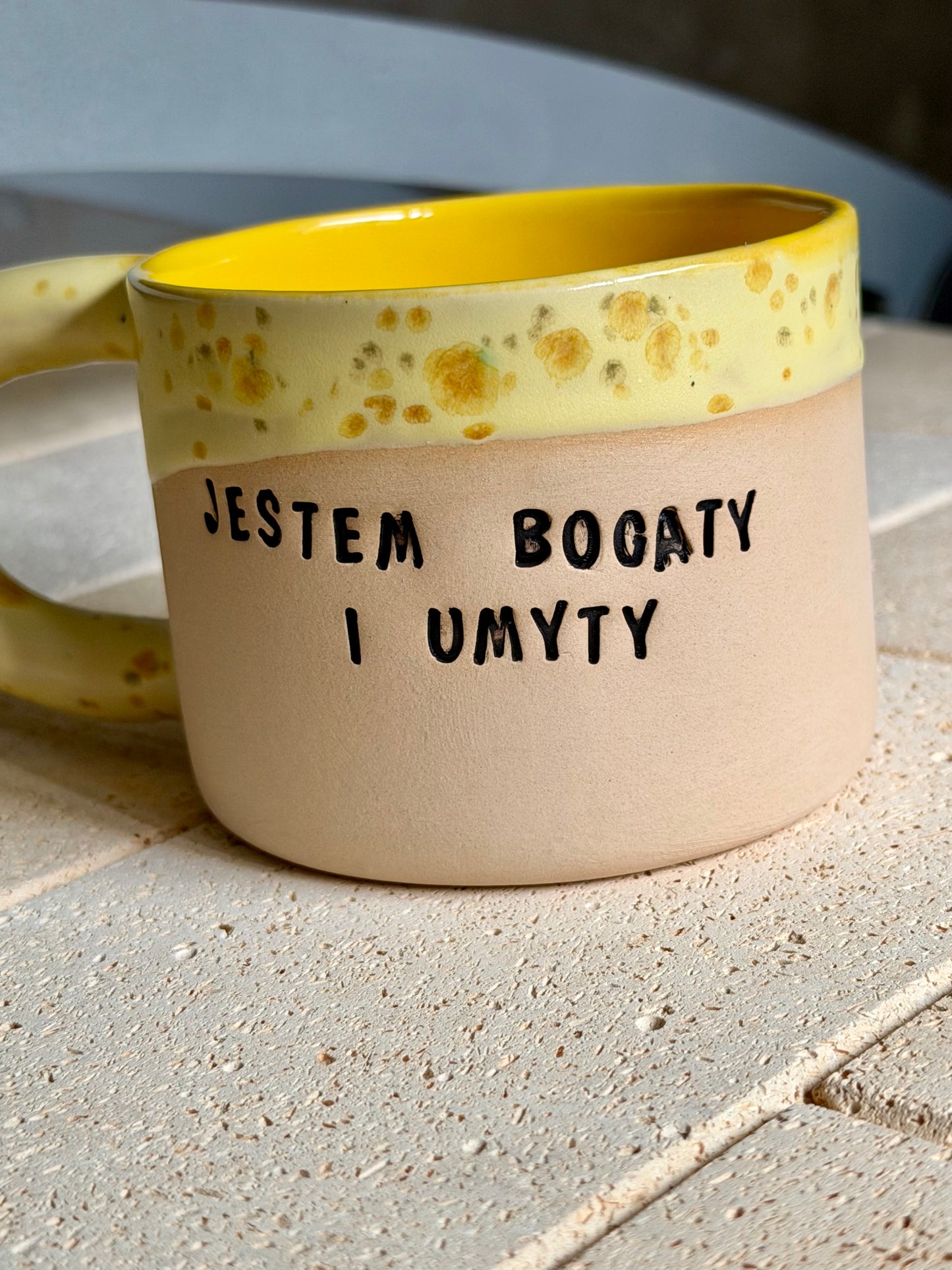 M - Outlet - Kubek Brzydkie Słowa - Jestem bogaty i umyty