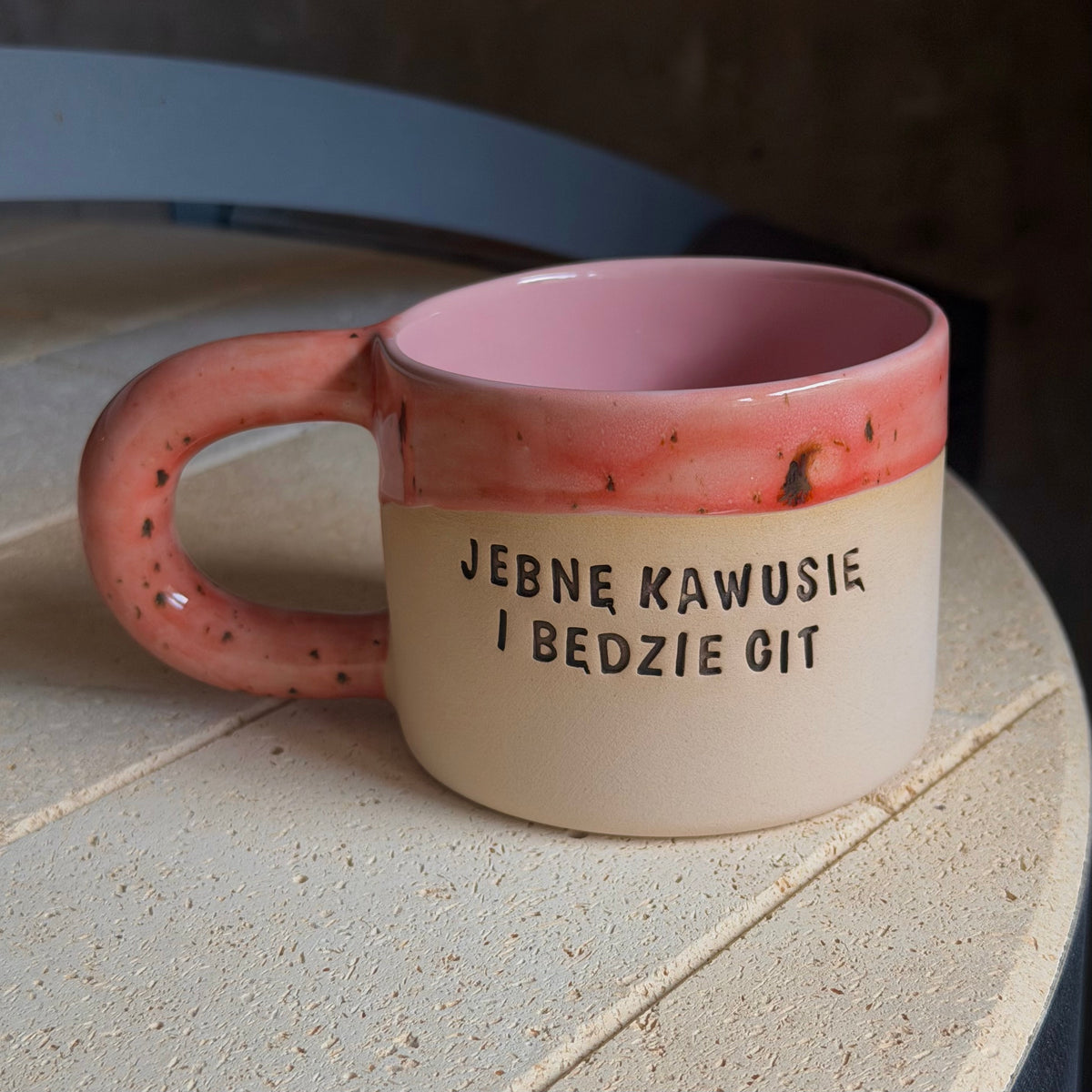 M - Kubek Brzydkie Słowa - Jebnę kawusię i będzie git (różowy)