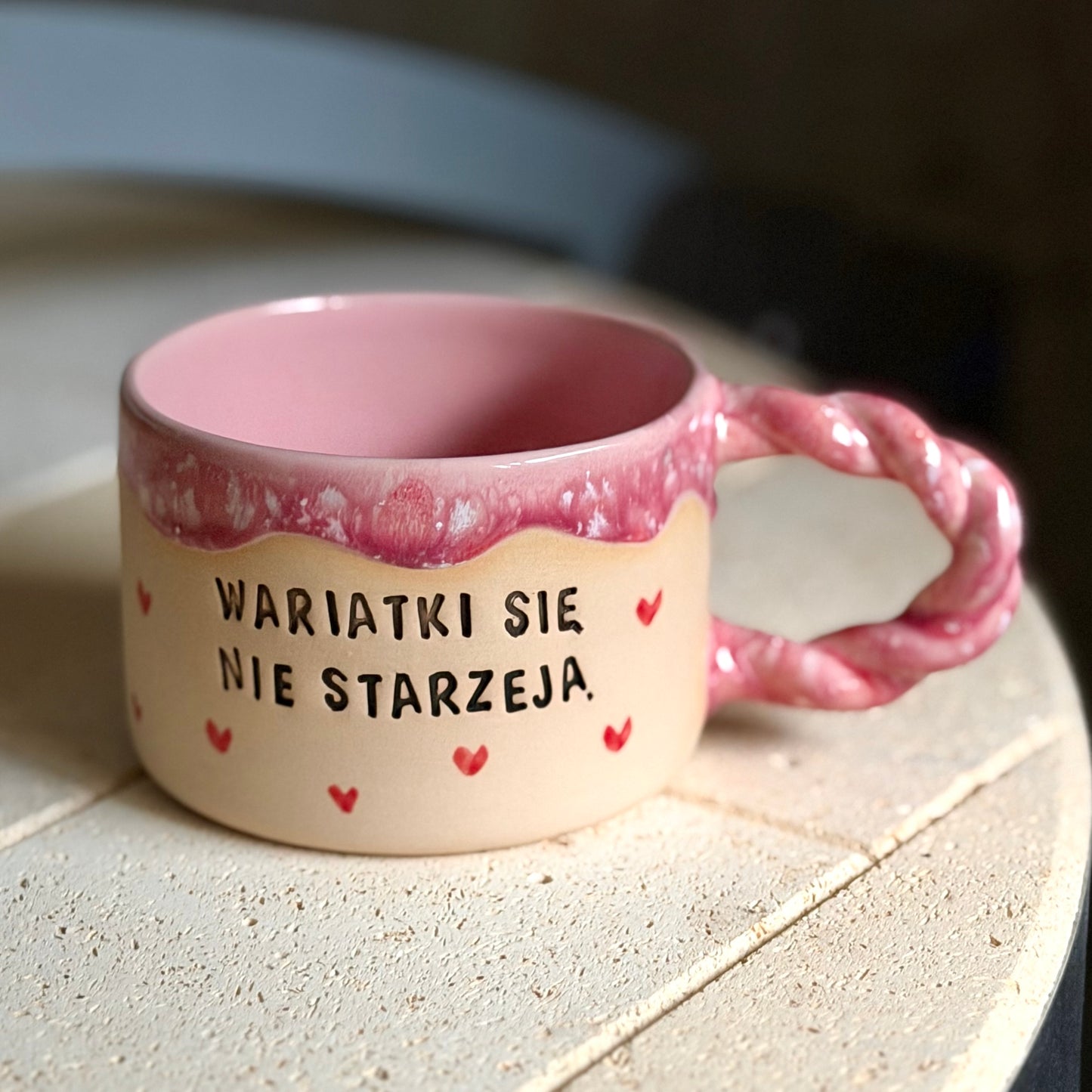 M - Kubek Brzydkie Słowa - Wariatki się nie starzeją - kręcone (jasne)