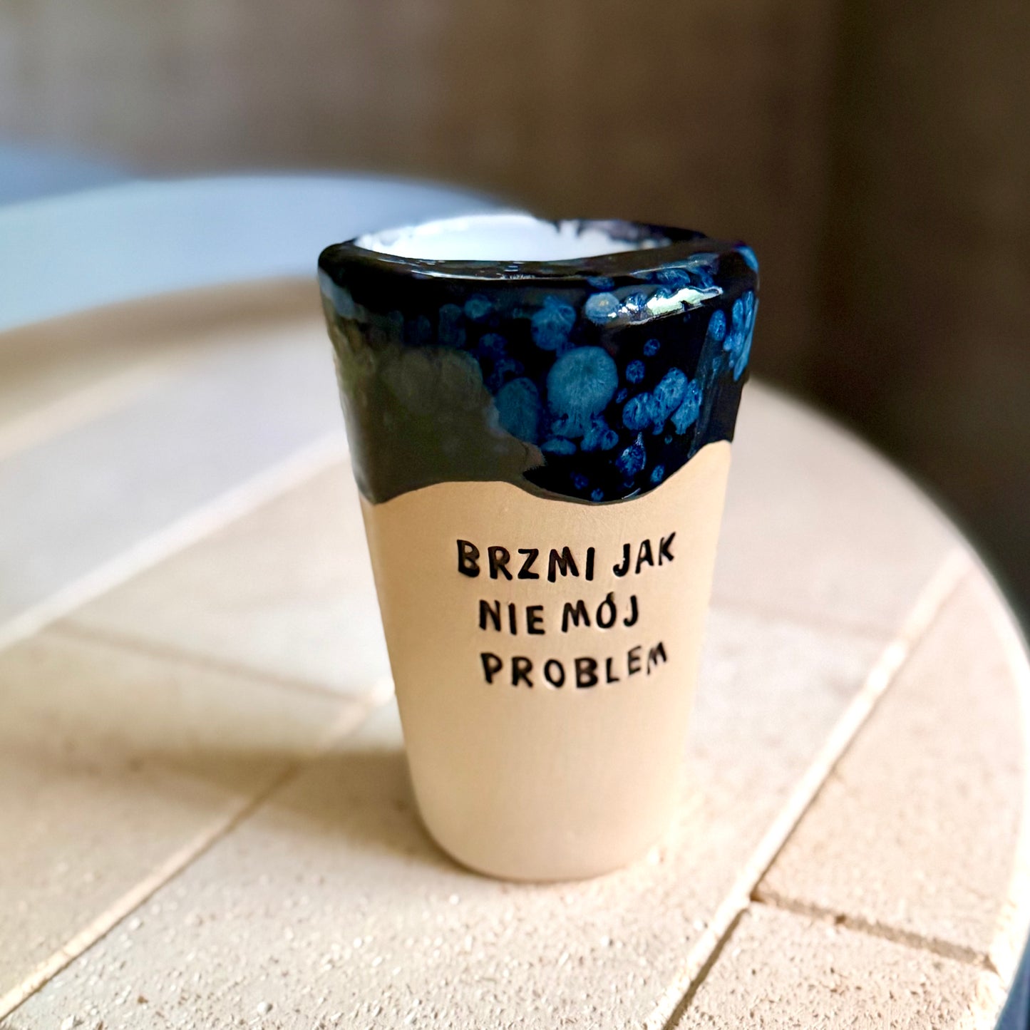 Podróżny - Kubek brzydkie słowa - Brzmi jak nie mój problem (czarny)