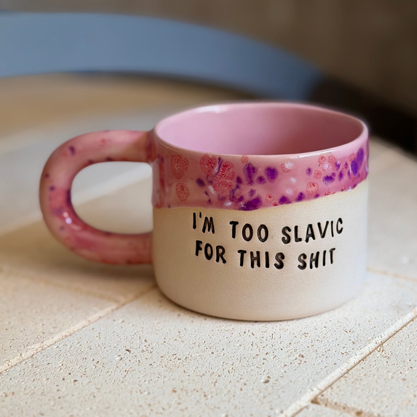 M - Kubek Brzydkie Słowa - i’m too slavic for this shit (różowy)