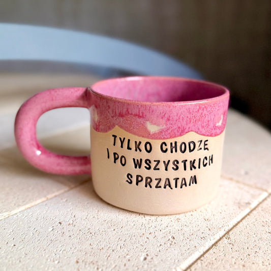M - Kubek dla Mamy - Tylko chodzę i po wszystkich sprzątam