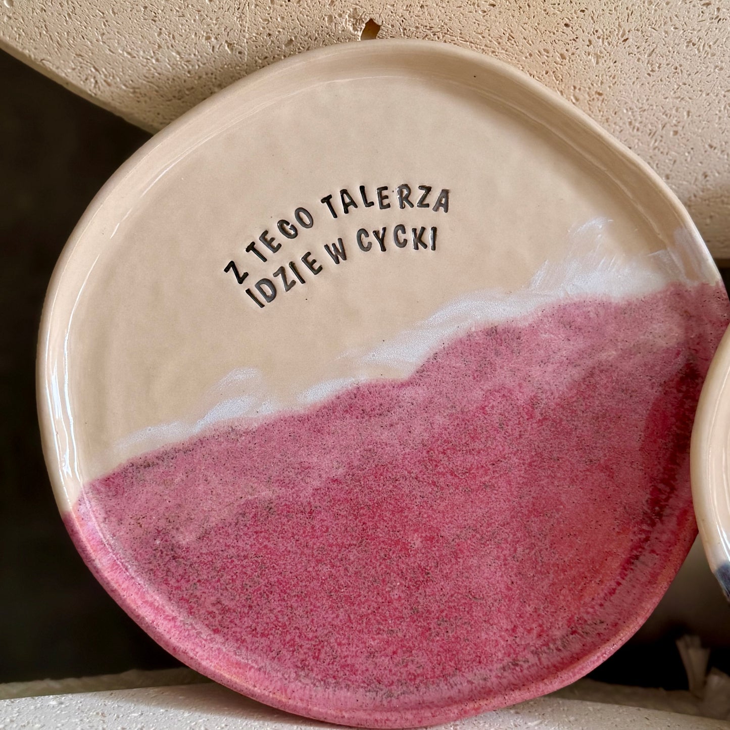 M - Talerz Brzydkie Słowa - Z tego talerza idzie w cycki