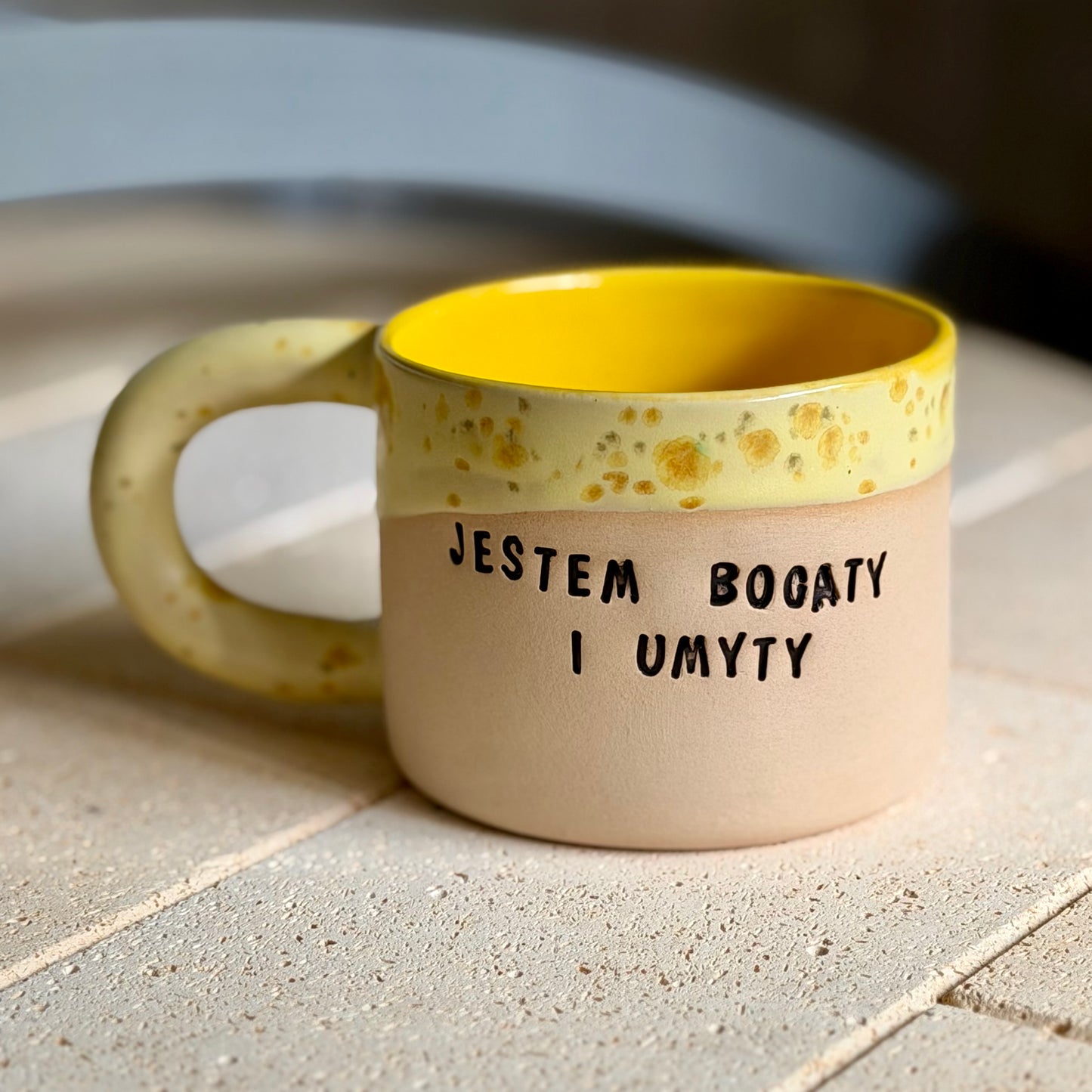 M - Outlet - Kubek Brzydkie Słowa - Jestem bogaty i umyty